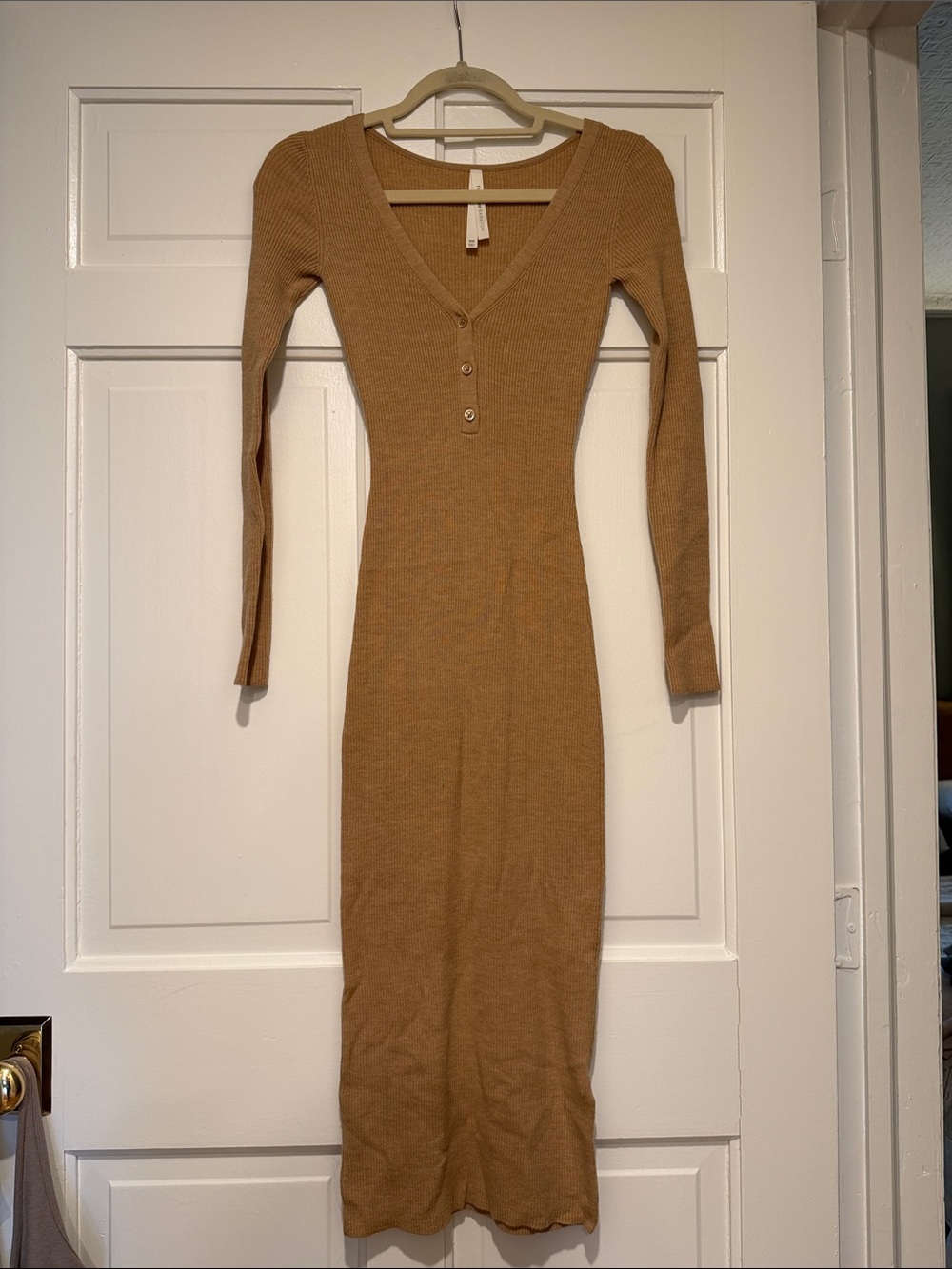 Babaton Beige Ribbed V-Neck Long Sleeve Midi Dress
